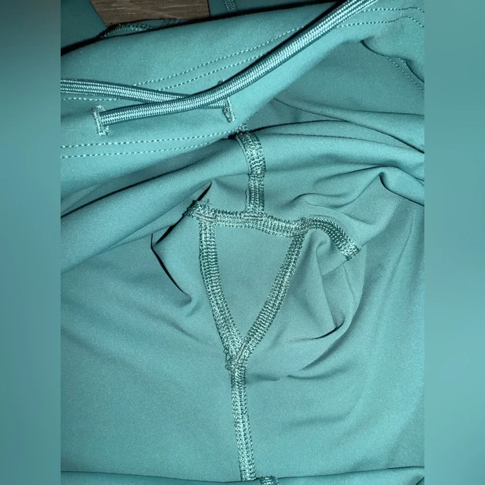 Vuori Daily Leggings-PLEASE SEE MEASUREMENTS. - Picture 10 of 10
